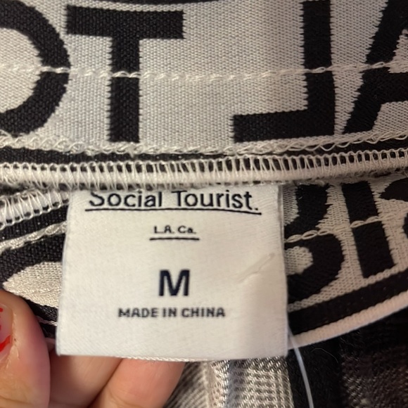 NWT Social tourist by Hollister shorts. Size Medium - Picture 4 of 6